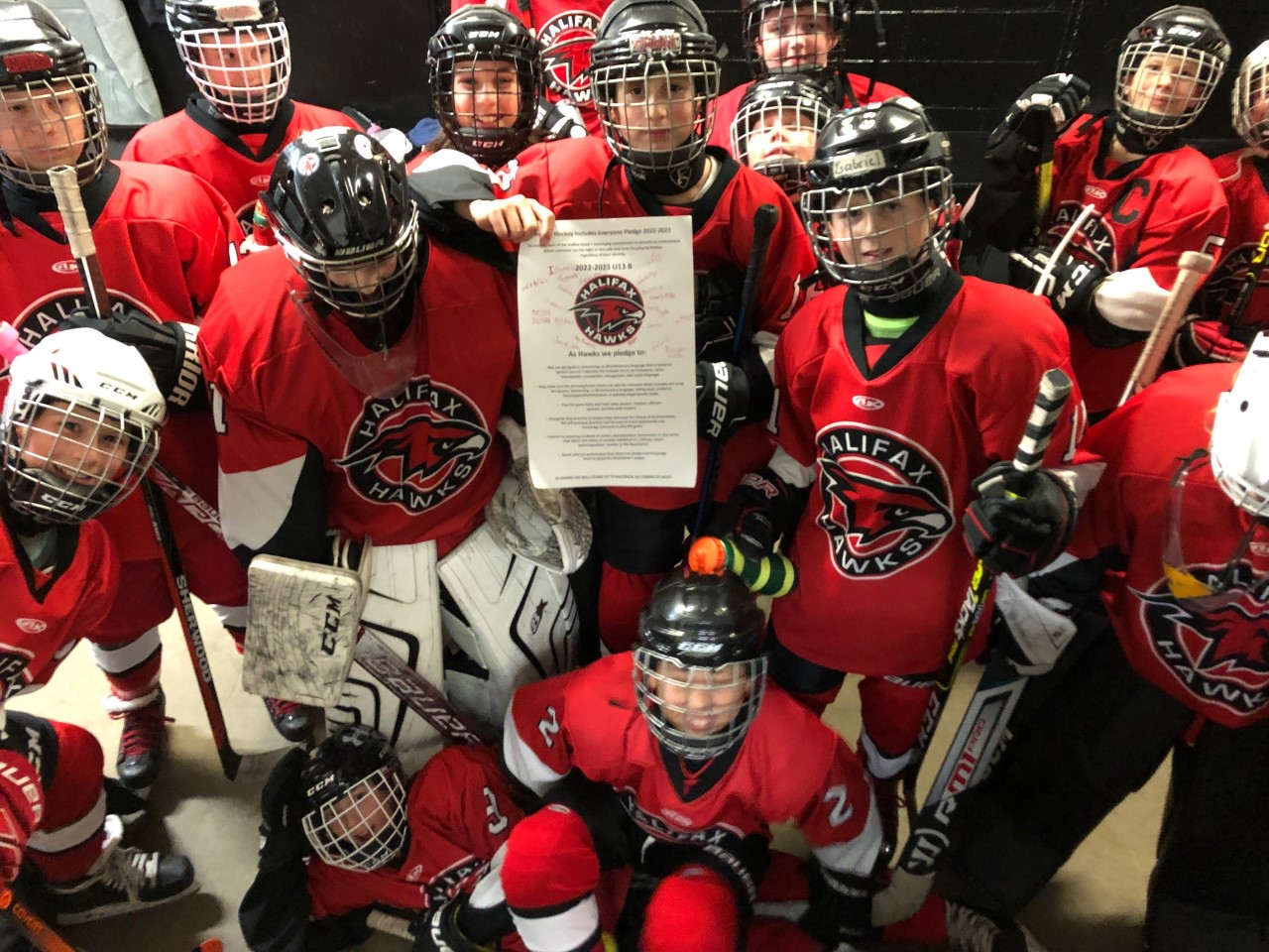 Hawks U13 B (Red) team committing to the pledge